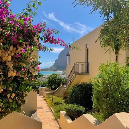 Villaggio Cala Mancina 아파트호텔 산비토로카포